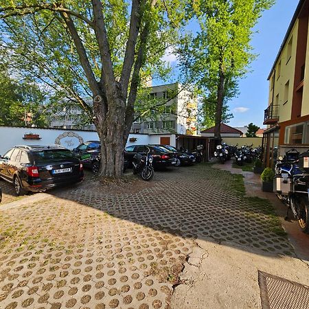 Hotel Adler Ceske Budejovice Esterno foto