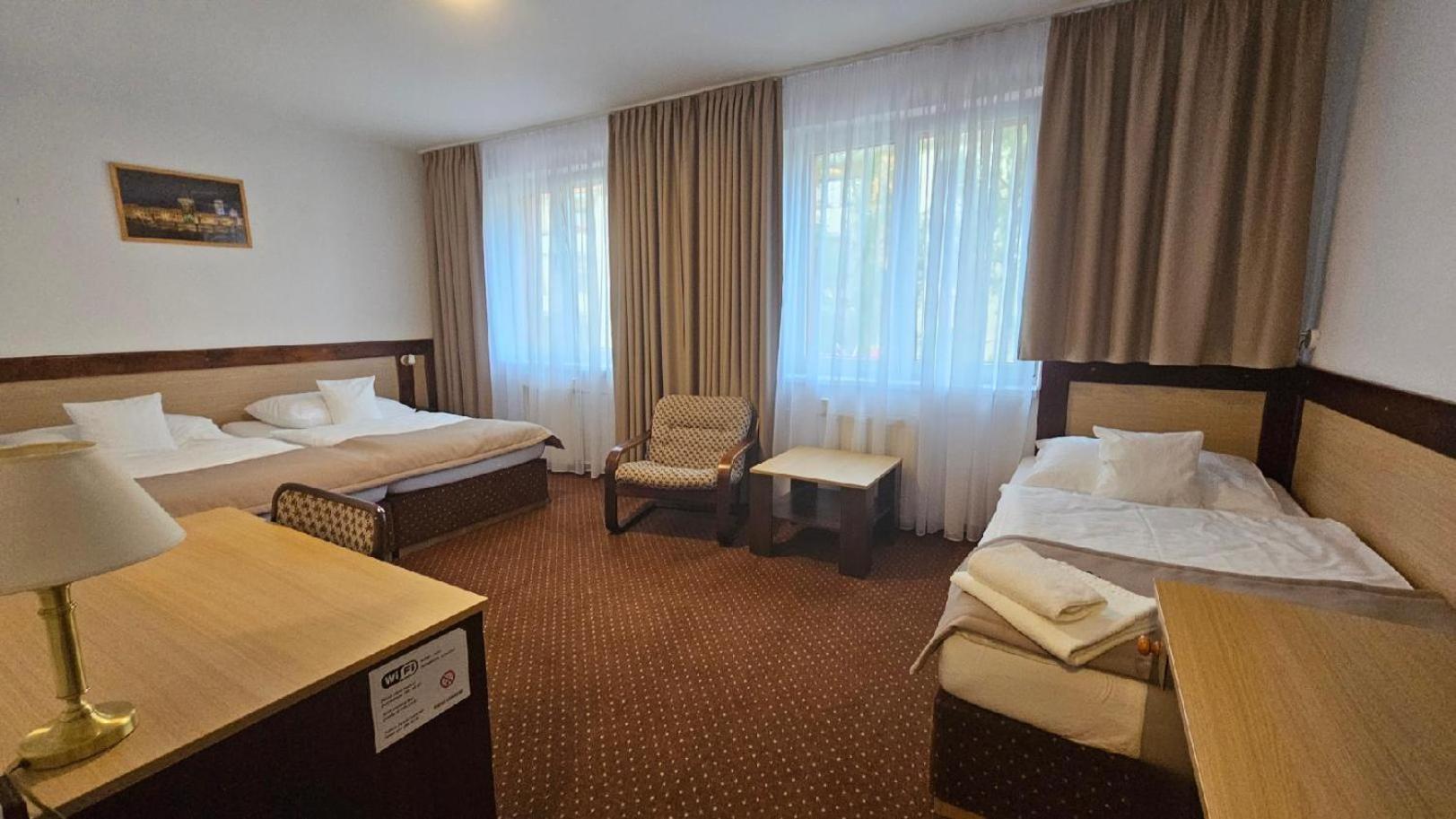 Hotel Adler Ceske Budejovice Esterno foto